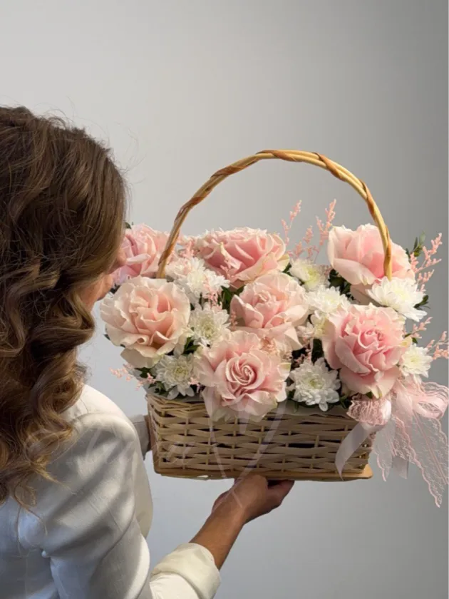 Композиция из роз «Радужная улыбка»