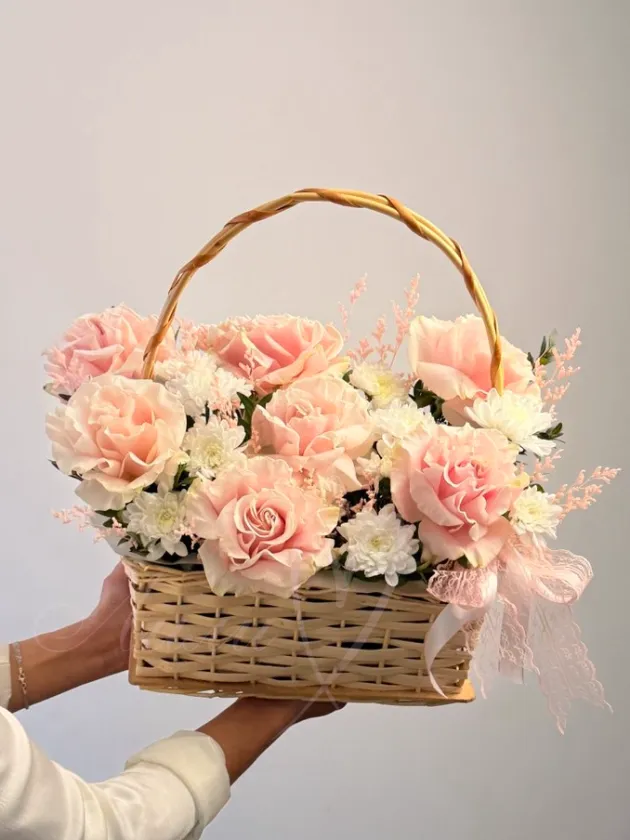 Композиция из роз «Радужная улыбка»