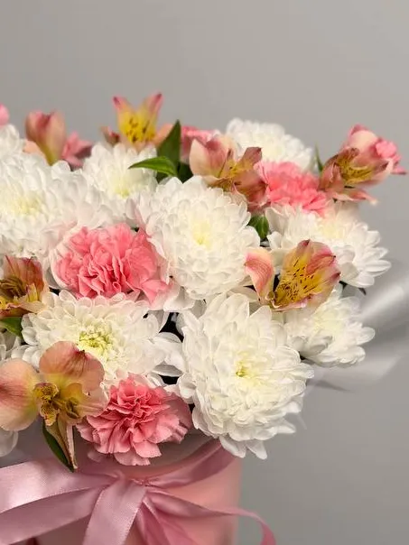 Композиция из хризантемы, гвоздик и альстромерии «Летняя»