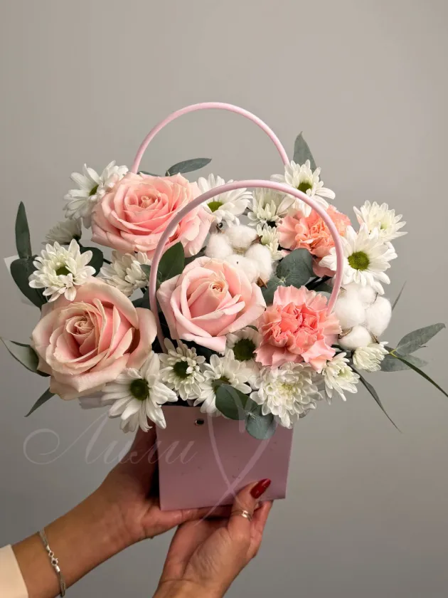 Композиция из хризантемы и розы «Вуаля»