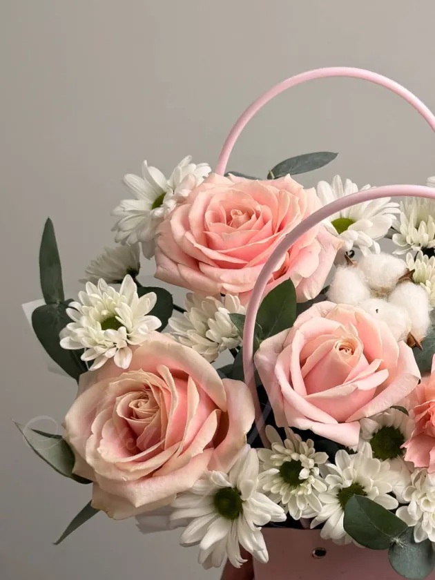 Композиция из хризантемы и розы «Вуаля»