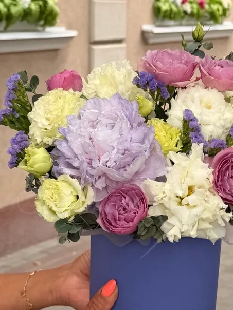 Композиция из эустомы и пиона «Вуаль»