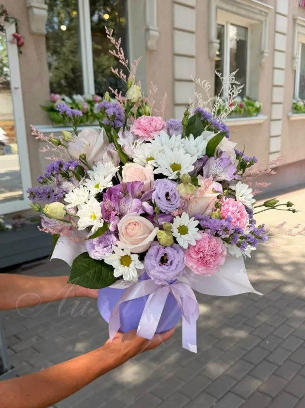 Композиция из эустомы, гвоздики и роз «Вуаль»