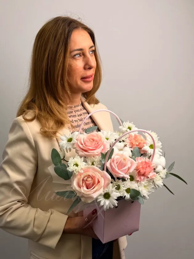 Композиция из хризантемы и розы «Вуаля»