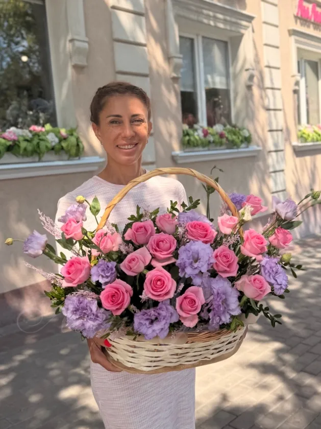 Корзина из роз и эустомы «Милаша»