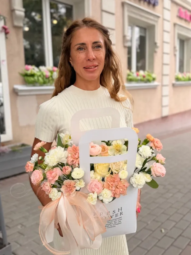 Композиция из роз и гвоздик «Реверанс»