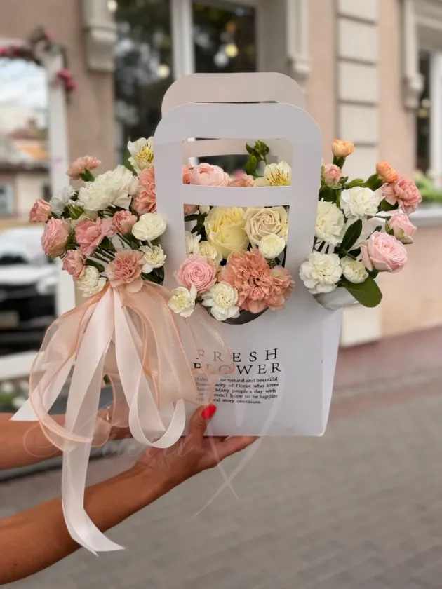 Композиция из роз и гвоздик «Реверанс»