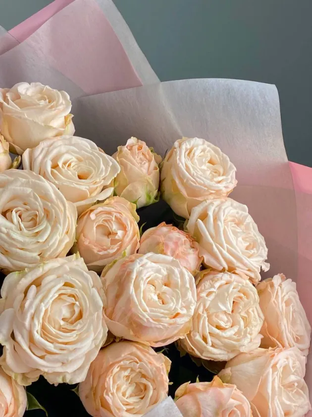 Букет из кустовых роз «Притяжение»