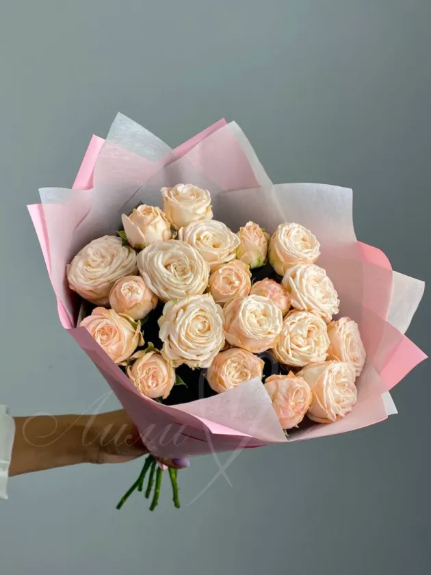 Букет из кустовых роз «Притяжение»