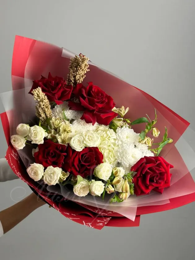 Букет с гортензией и розами «Дива»