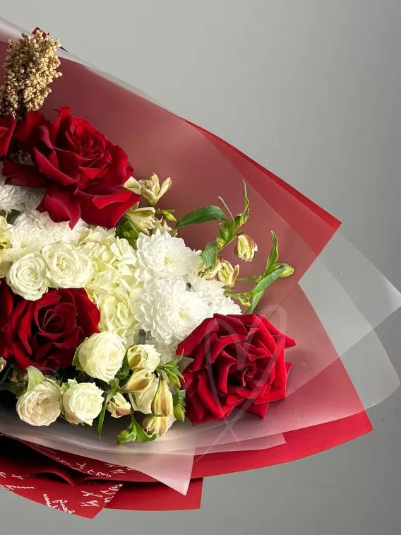 Букет с гортензией и розами «Дива»