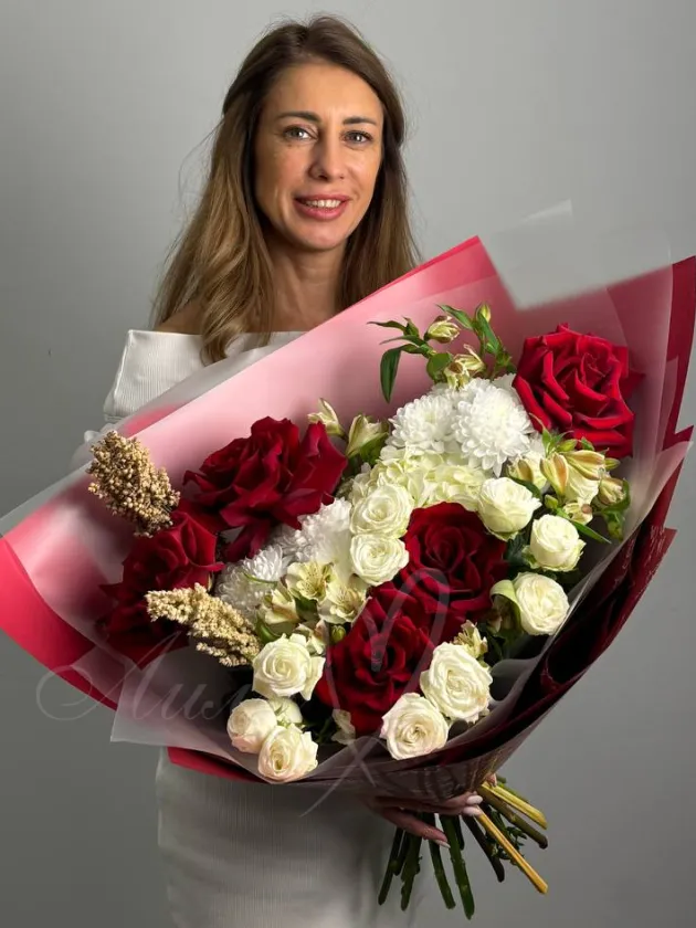 Букет с гортензией и розами «Дива»