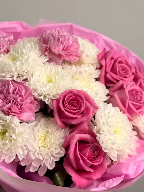 Букет из роз, гвоздик и хризантемы «Свежесть росы»