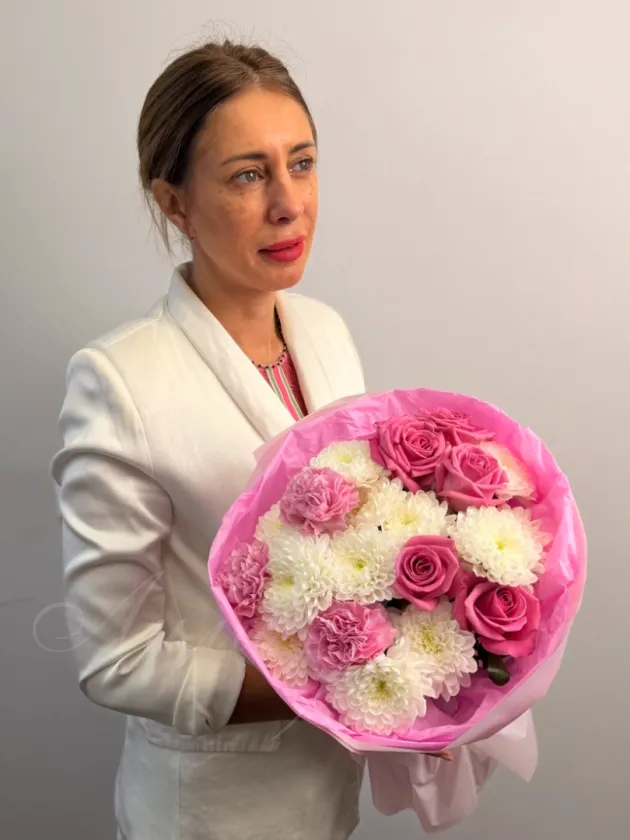 Букет из роз, гвоздик и хризантемы «Свежесть росы»