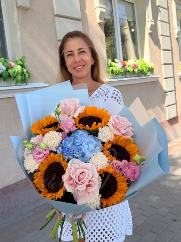 Букет из гортензии, подсолнухов и французских роз «Солнечная капля»