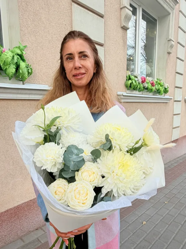 Букет из хризантем «Капля лунного света»