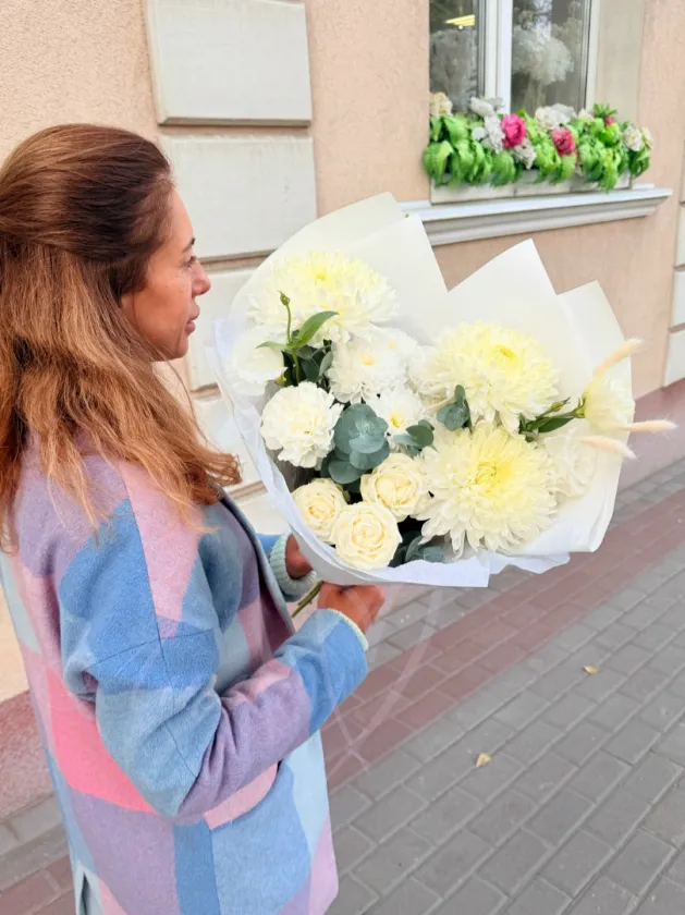 Букет из хризантем «Капля лунного света»