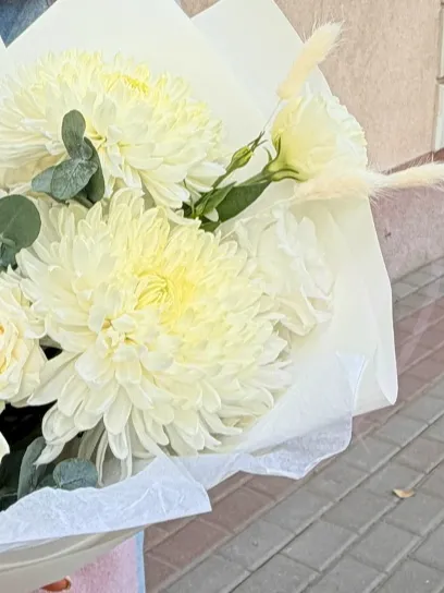 Букет из хризантем «Капля лунного света»