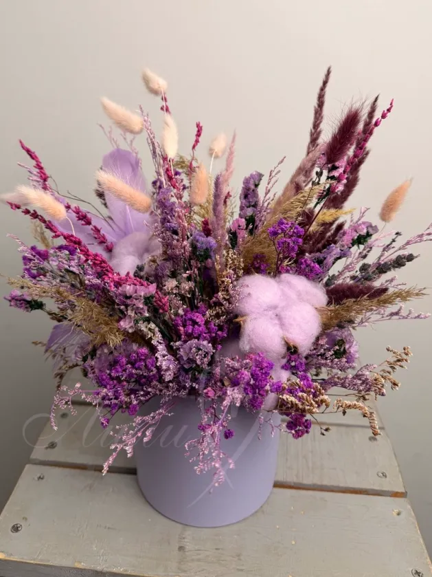 Композиция из сухоцветов «Черничный кулич»