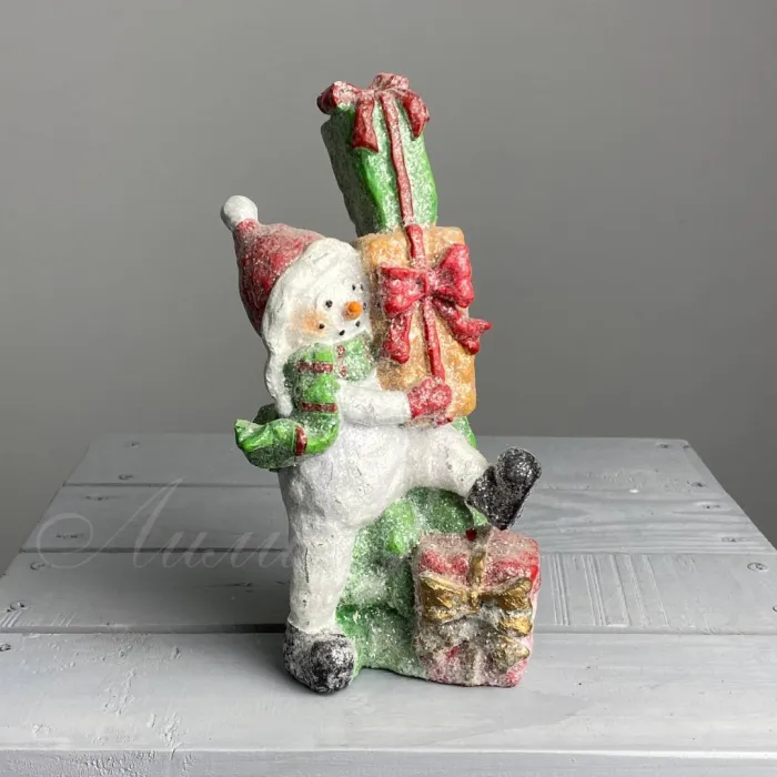 «Заснеженный снеговик с подарками»