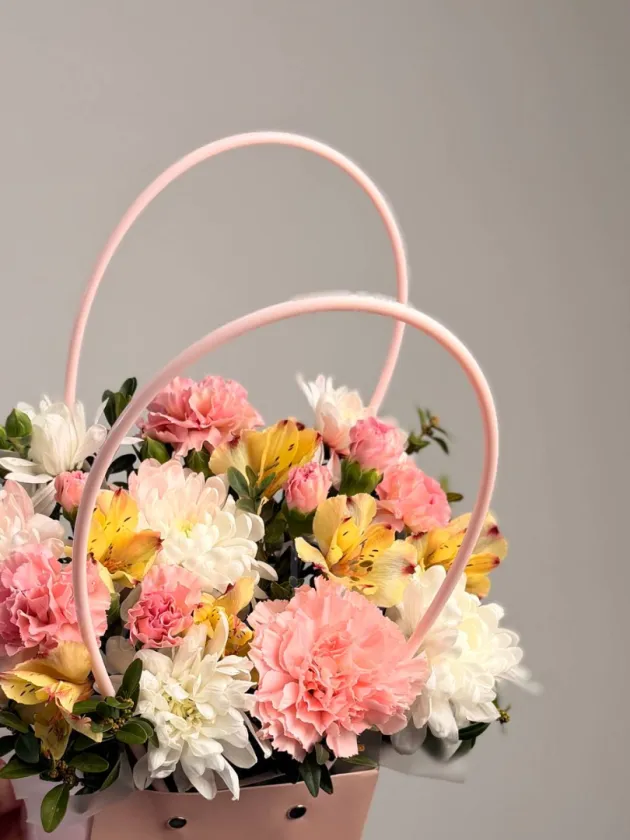 Композиция из хризантемы и гвоздик «Астрид»