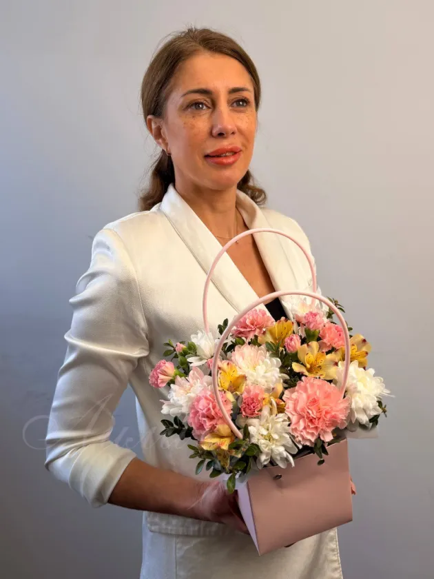 Композиция из хризантемы и гвоздик «Астрид»