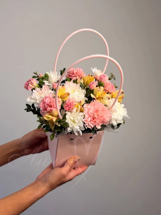 Композиция из хризантемы и гвоздик «Астрид»