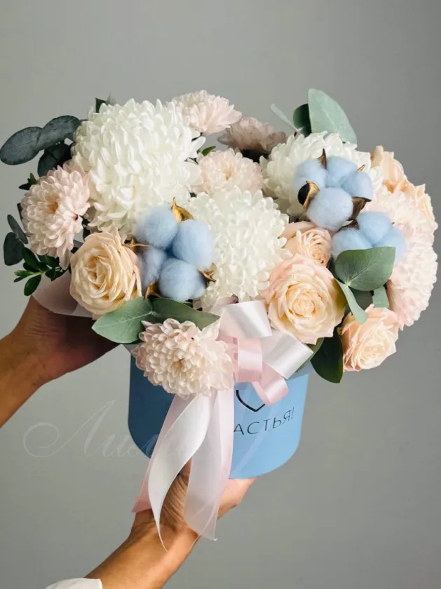 Композиция из хризантем и роз «Облака»