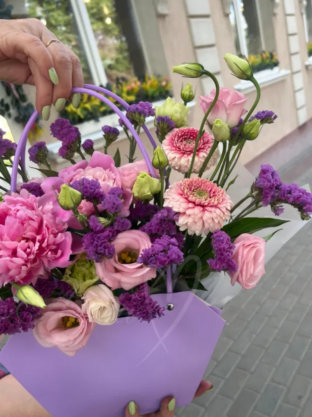 Композиция из пионов и эустомы «Вояж»