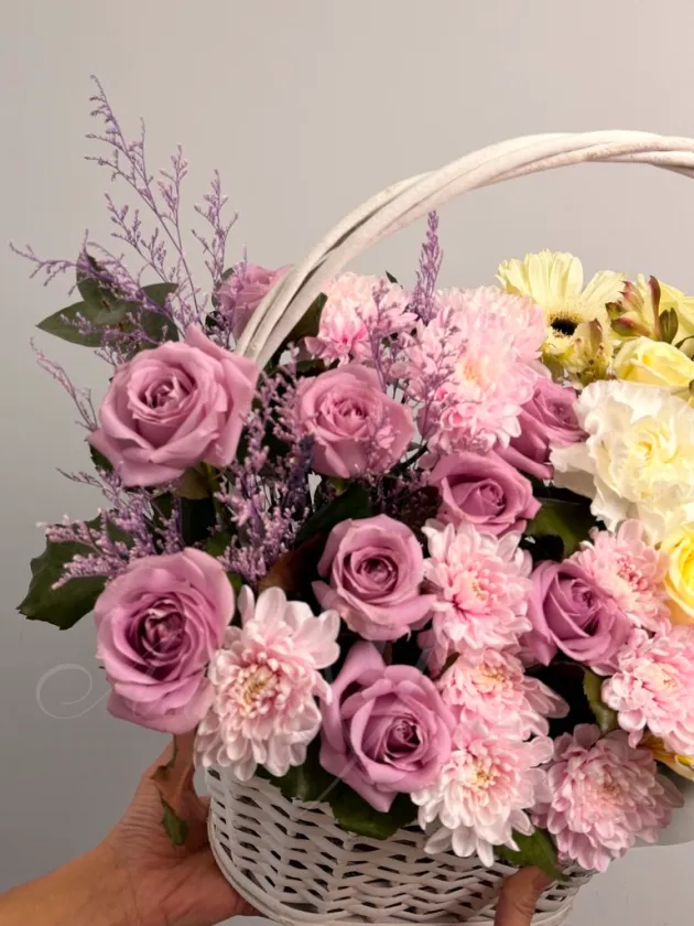 Композиция из роз, гербер и хризантемы «Романтичная прогулка»