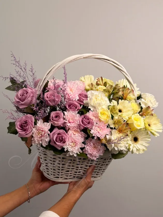 Композиция из роз, гербер и хризантемы «Романтичная прогулка»