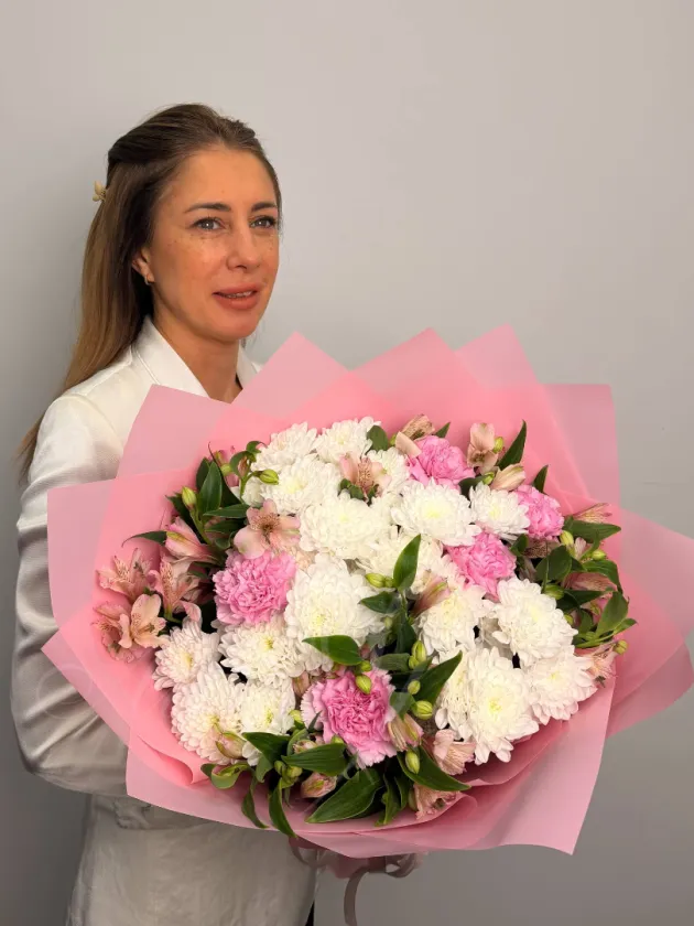 Букет из хризантемы и гвоздик «Алмаз»