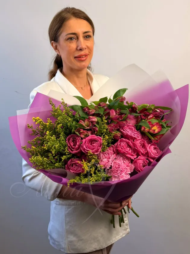 Букет из роз и гвоздик «Шелест»