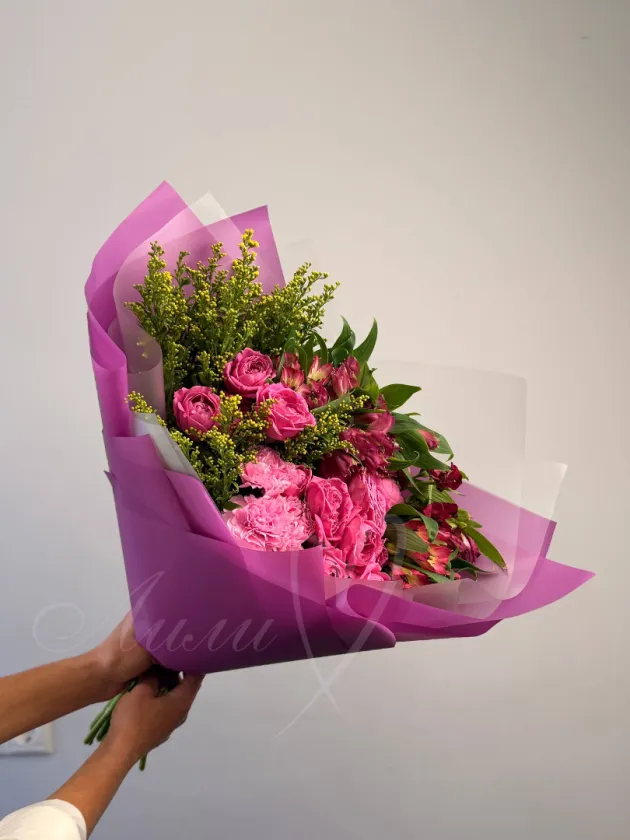 Букет из роз и гвоздик «Шелест»