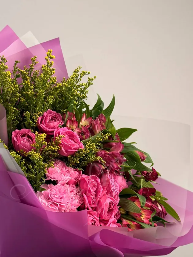 Букет из роз и гвоздик «Шелест»