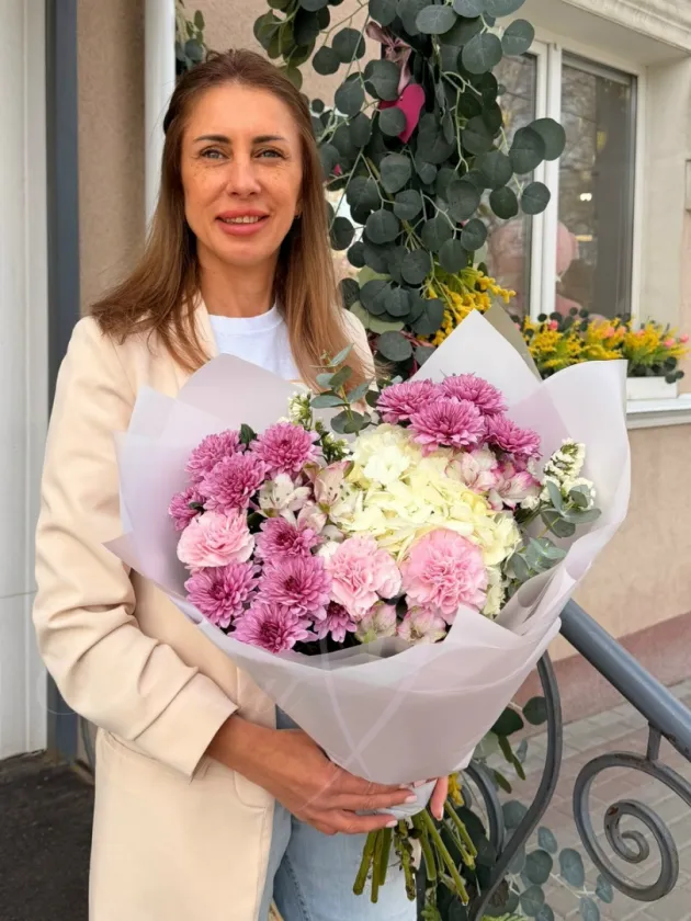 Сборный букет из гортензии, хризантем и гвоздик «Невинный поцелуй»