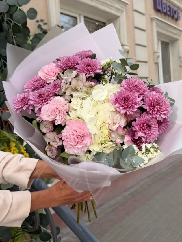 Сборный букет из гортензии, хризантем и гвоздик «Невинный поцелуй»