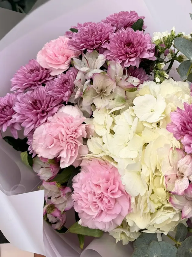 Сборный букет из гортензии, хризантем и гвоздик «Невинный поцелуй»