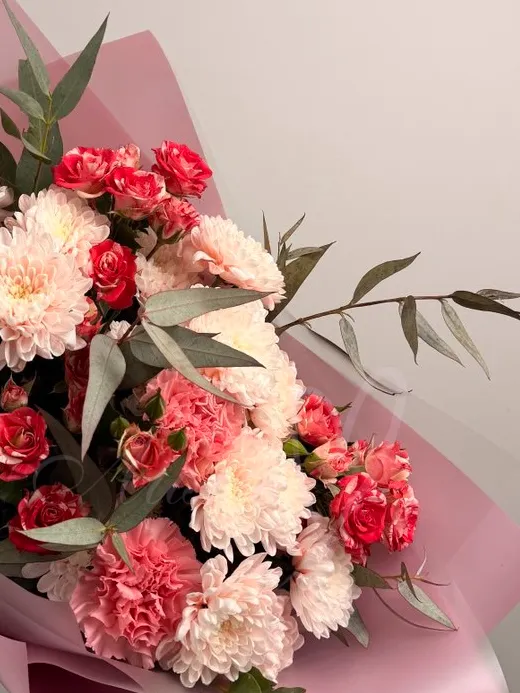 Букет из роз и хризантем «Клубничный шоколад»