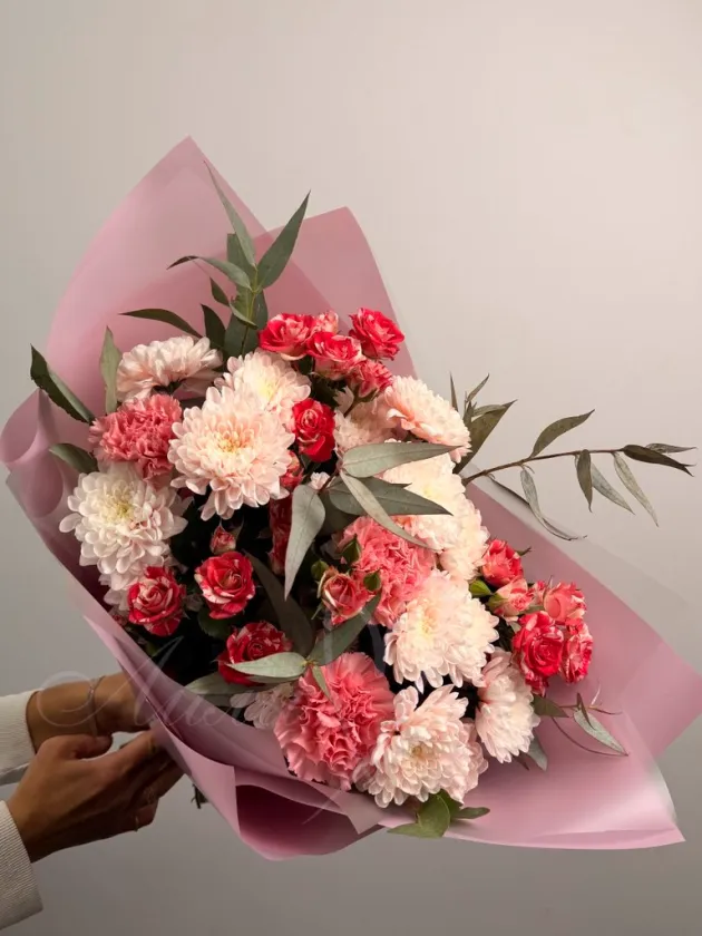 Букет из роз и хризантем «Клубничный шоколад»