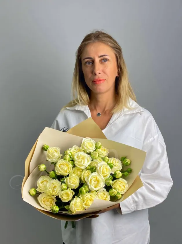 Букет из кустовых роз «Бэлла»