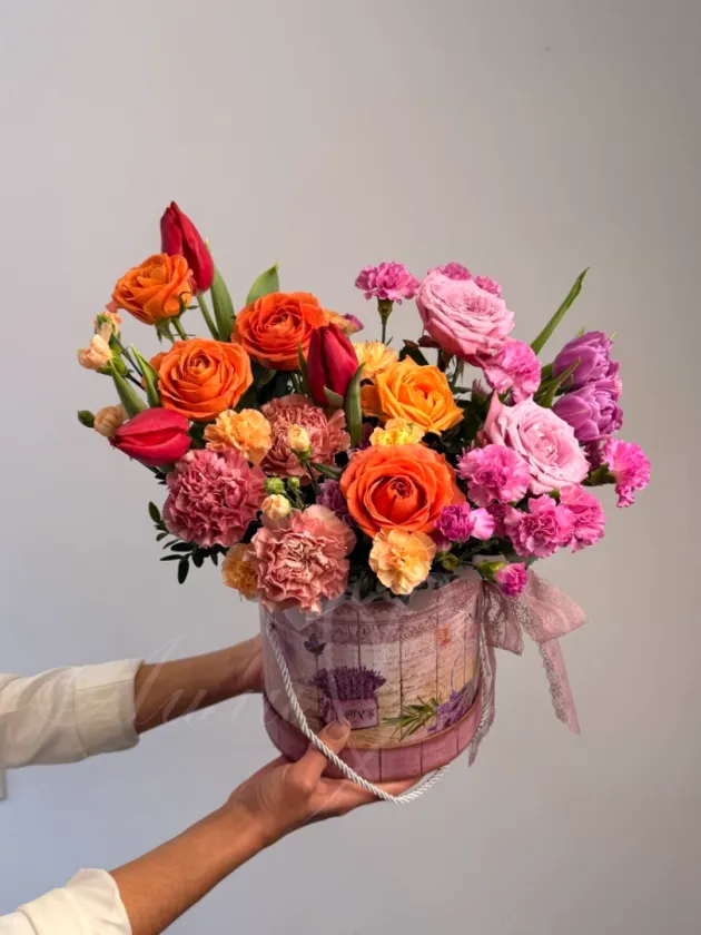 Композиция из роз, тюльпанов и диантусов «Яркий взгляд»