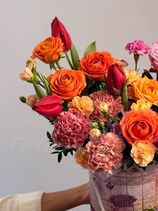 Композиция из роз, тюльпанов и диантусов «Яркий взгляд»