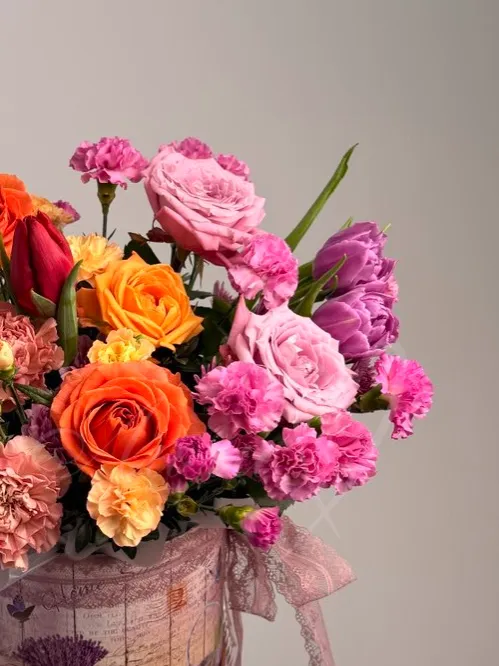 Композиция из роз, тюльпанов и диантусов «Яркий взгляд»