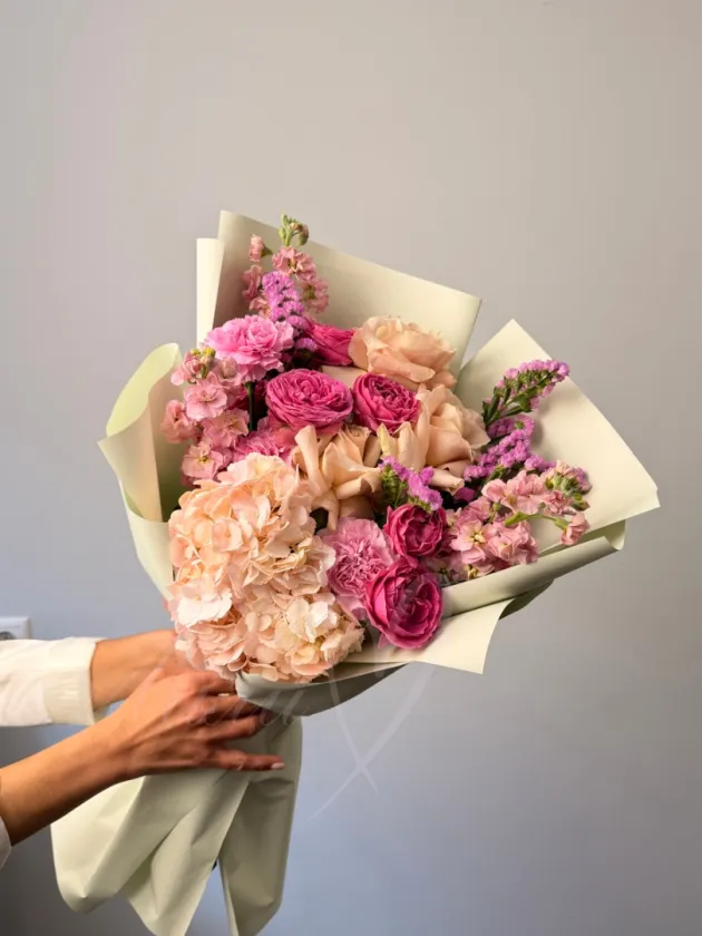 Букет из гортензии, маттиолы и роз «Ева»