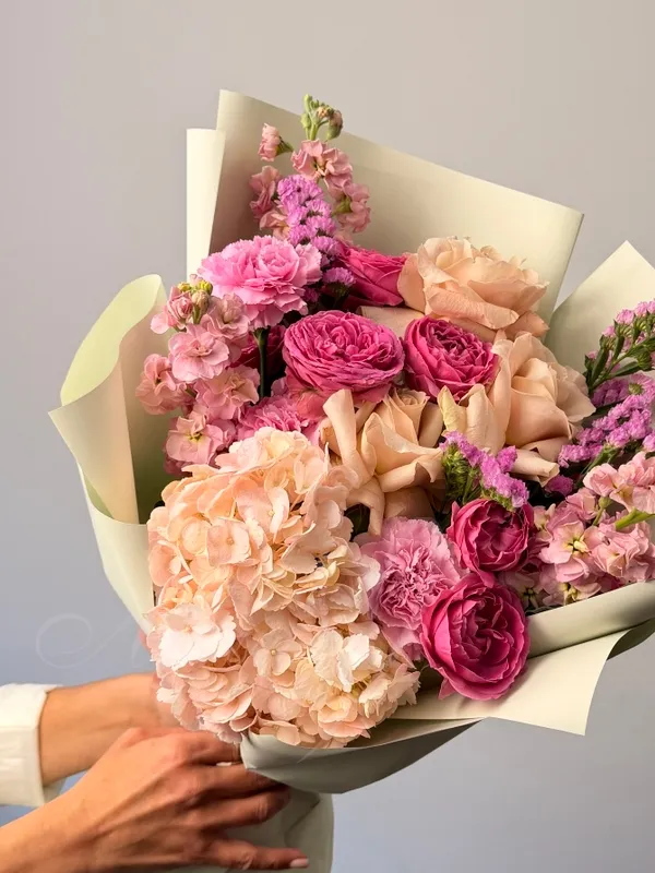 Букет из гортензии, маттиолы и роз «Ева»