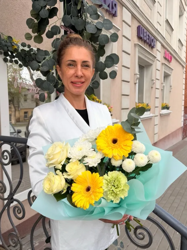 Букет из гербер, роз и хризантемы «Свежесть весны»