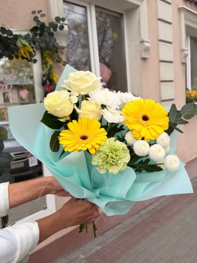 Букет из гербер, роз и хризантемы «Свежесть весны»