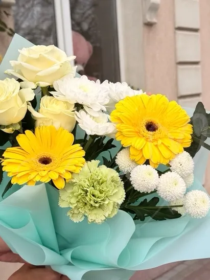 Букет из гербер, роз и хризантемы «Свежесть весны»