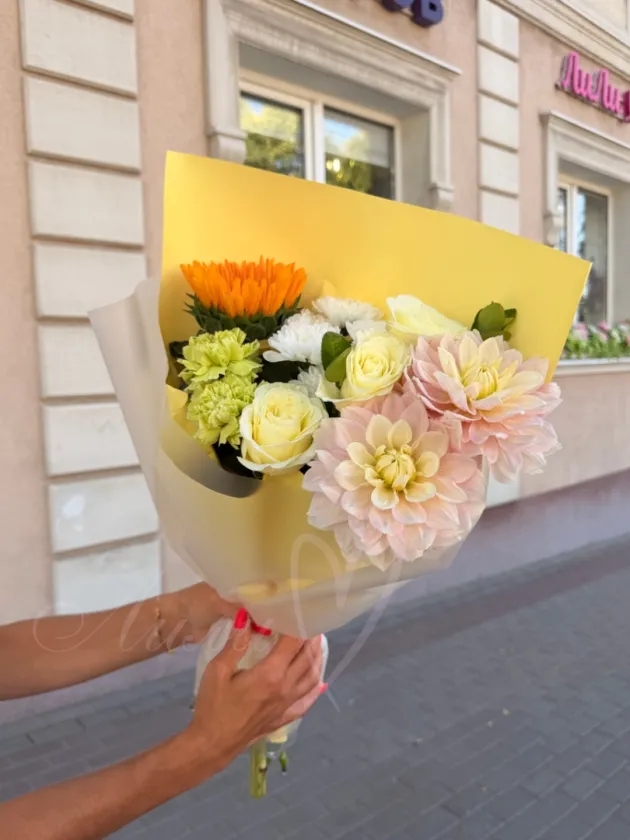 Букет из подсолнуха, роз и георгин «Свежесть лета»